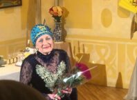 «МОЇЙ МАМІ СТО РОКІВ»: ПОВЕРНЕННЯ ВИСТАВИ, ЯКУ ПАМ’ЯТАЮТЬ СЕРЦЕМ, АБО ВИСТАВА, ЯКА ДОРОСЛІШАЄ РАЗОМ ІЗ ГЛЯДАЧЕМ